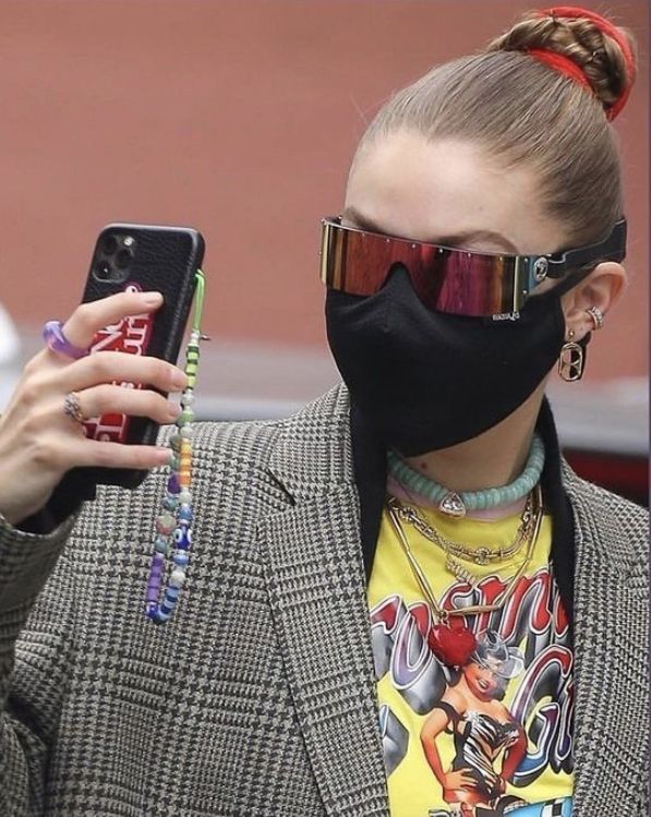 what celebrities have phone charms? gigi hadid does have phone charms